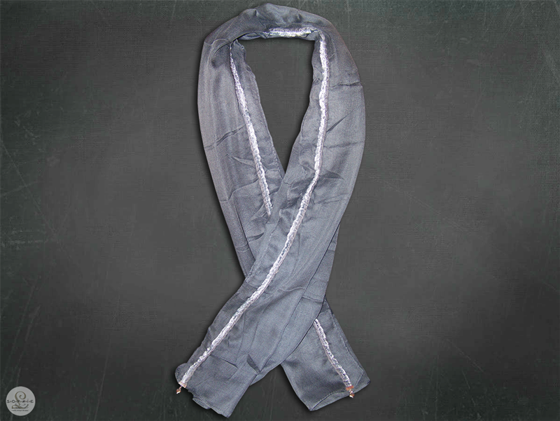Sophie L / Foulard brodé / Aore